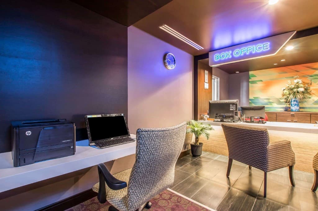 Tilt Hotel Universal/Hollywood — photo 2